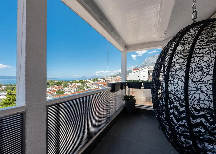 Sea Breeze Makarska-3br, Sea View & Prime Location Apartman Makarska