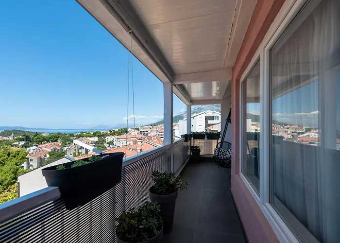 Sea Breeze Makarska-3br, Sea View & Prime Location Apartman Makarska