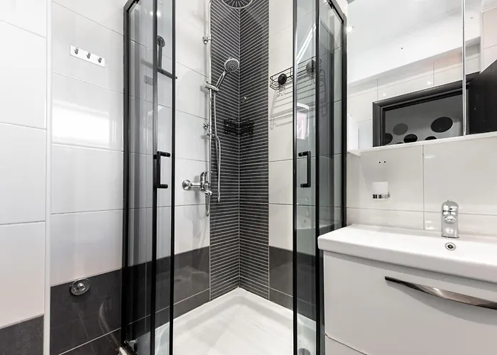 Sea Breeze Makarska-3br, Sea View & Prime Location Apartman Makarska