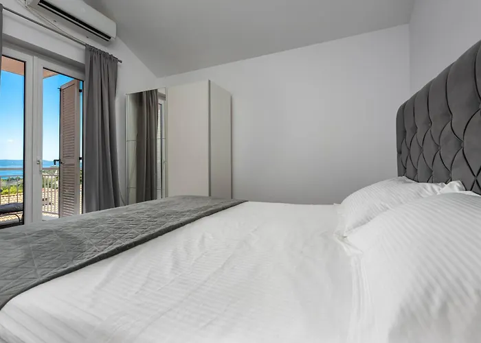 Sea Breeze Makarska-3br, Sea View & Prime Location Apartman *