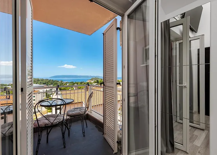 Sea Breeze Makarska-3br, Sea View & Prime Location Apartman *