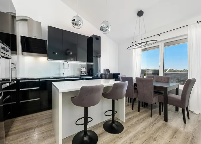 Sea Breeze Makarska-3br, Sea View & Prime Location Makarska