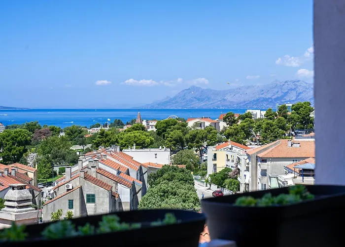 Sea Breeze Makarska-3br, Sea View & Prime Location Apartman Makarska