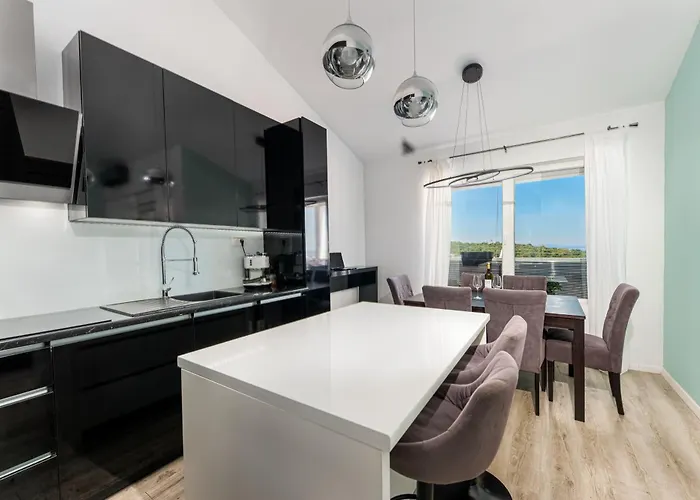 Apartment Sea Breeze Makarska-3br, Sea View & Prime Location *