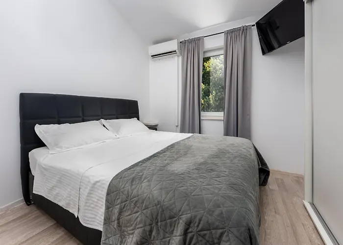 Sea Breeze Makarska-3br, Sea View & Prime Location Apartman Makarska